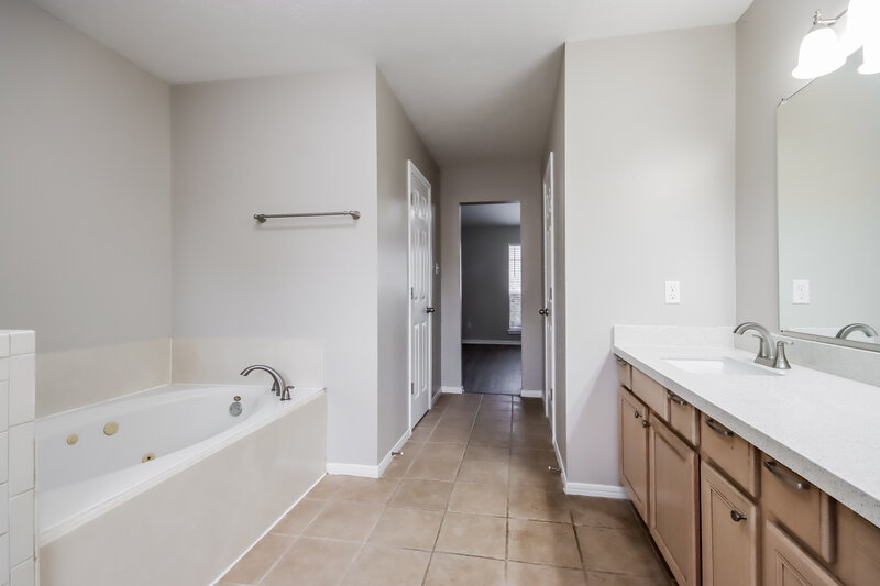 1,920/Mo, 2915 Eagle Nest Ln Humble, TX 77396 Main Bathroom View 2