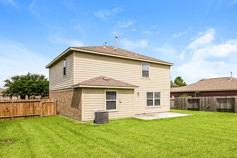 2,010/Mo, 9823 Garnet Springs Dr Rosharon, TX 77583 Rear View