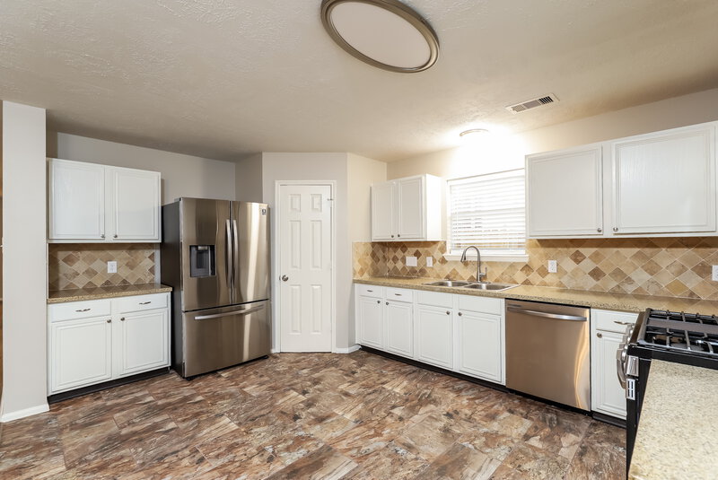 2,340/Mo, 4014 Eagle Bluff Ct Houston, TX 77082 Kitchen View