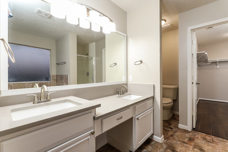 2,340/Mo, 4014 Eagle Bluff Ct Houston, TX 77082 Main Bathroom View