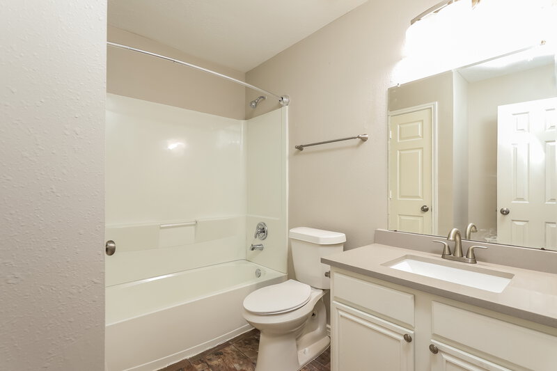 2,340/Mo, 4014 Eagle Bluff Ct Houston, TX 77082 Bathroom View