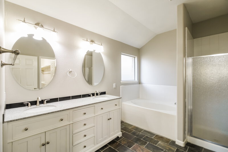 2,510/Mo, 3322 Spindletop Ct Manvel, TX 77578 Main Bathroom View
