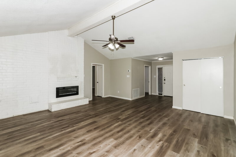 1,825/Mo, 16311 Alametos Dr Houston, TX 77083 Living Room View 2