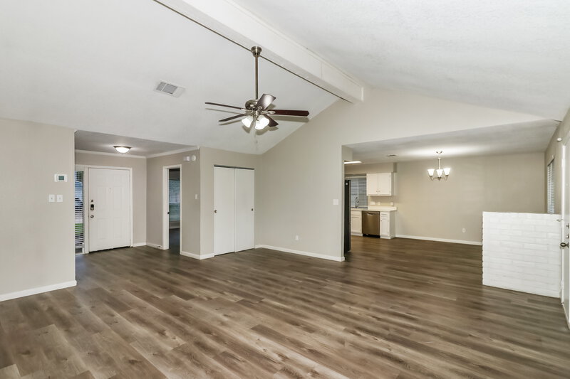 1,825/Mo, 16311 Alametos Dr Houston, TX 77083 Living Room View 3