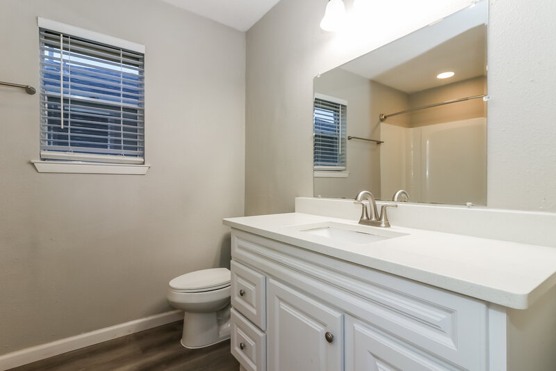 1,825/Mo, 16311 Alametos Dr Houston, TX 77083 Main Bathroom View