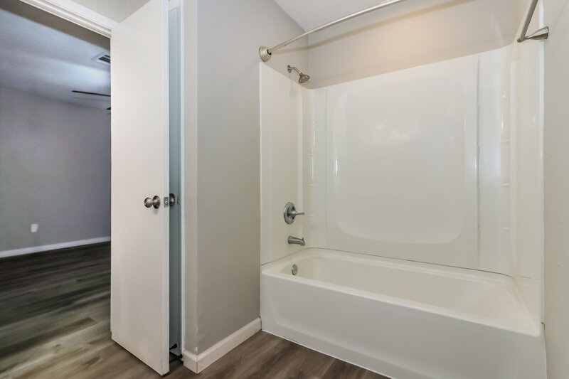 1,825/Mo, 16311 Alametos Dr Houston, TX 77083 Bathroom View