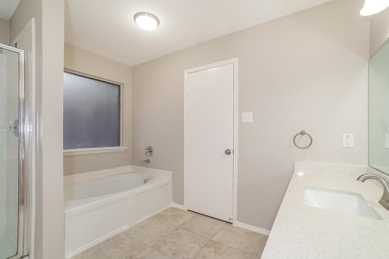 2,090/Mo, 6507 Briargate Trl Missouri City, TX 77489 Main Bathroom View