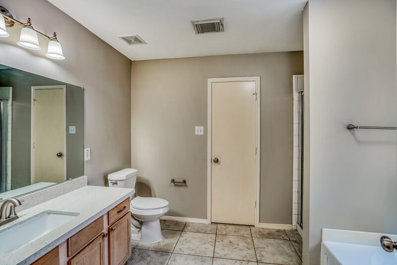 2,045/Mo, 6507 Briargate Trl Missouri City, TX 77489 Main Bathroom View