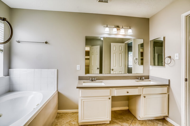 1,820/Mo, 6614 High Stone Ln Katy, TX 77449 Main Bathroom View 2