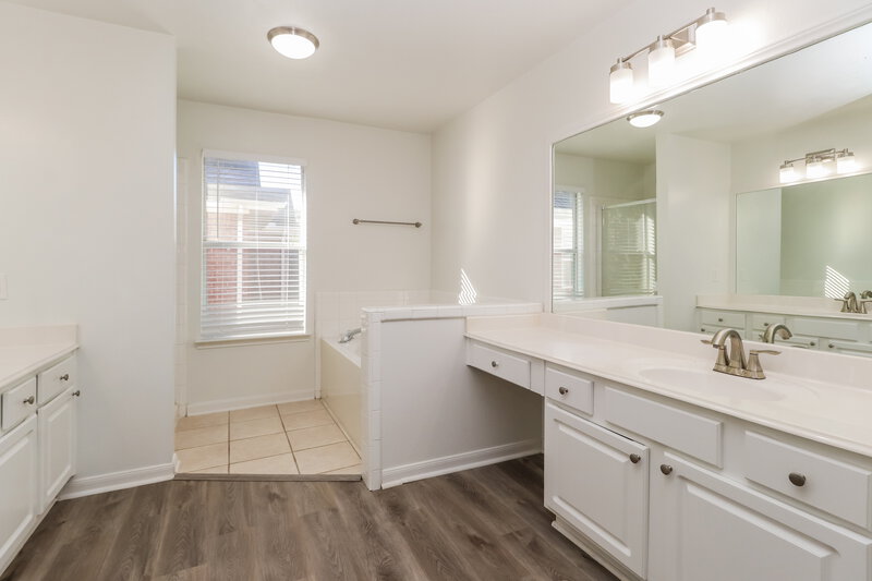 2,450/Mo, 210 Cedar Point Dr League City, TX 77573 Main Bathroom View