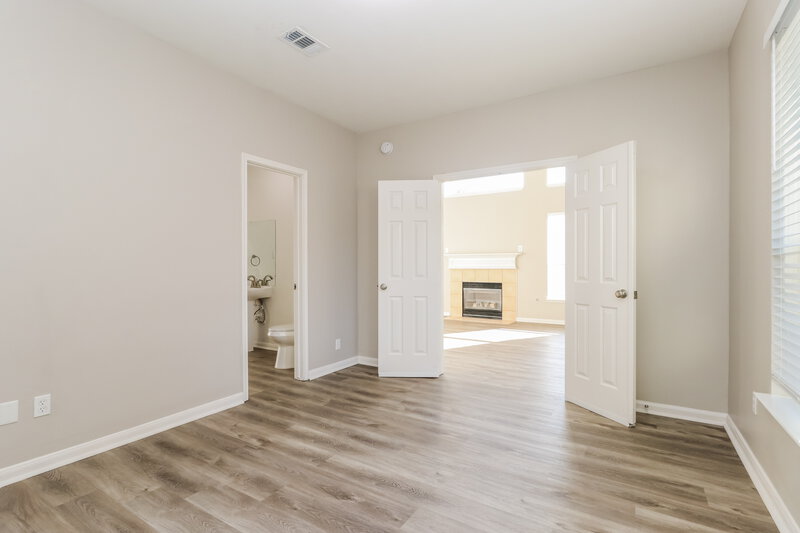 2,450/Mo, 210 Cedar Point Dr League City, TX 77573 Bedroom View