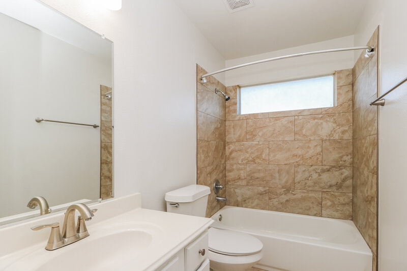 2,450/Mo, 210 Cedar Point Dr League City, TX 77573 Bathroom View