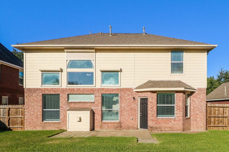 2,450/Mo, 210 Cedar Point Dr League City, TX 77573 Rear View