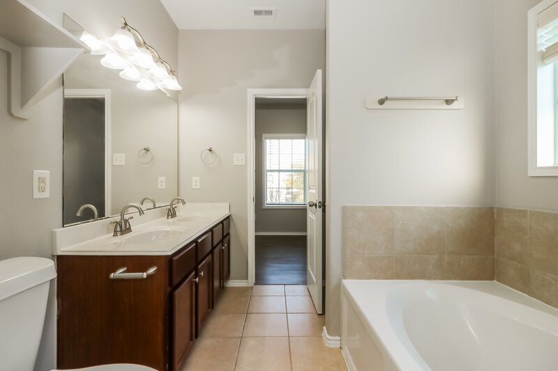 0/Mo, 3419 Afton Forest Ln Katy, TX 77449 Main Bathroom View 2