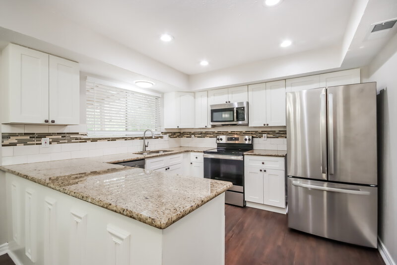 2,130/Mo, 41 N Cypress Pine Dr The Woodlands, TX 77381 Kitchen View