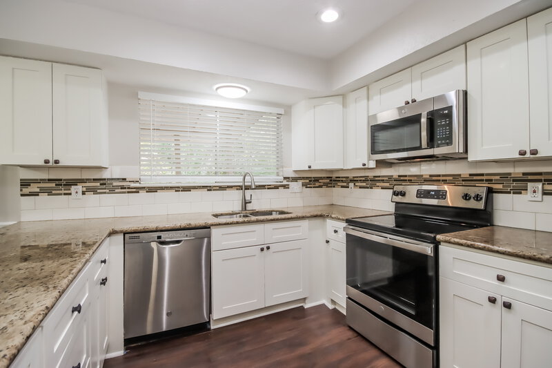 2,130/Mo, 41 N Cypress Pine Dr The Woodlands, TX 77381 Kitchen View 2