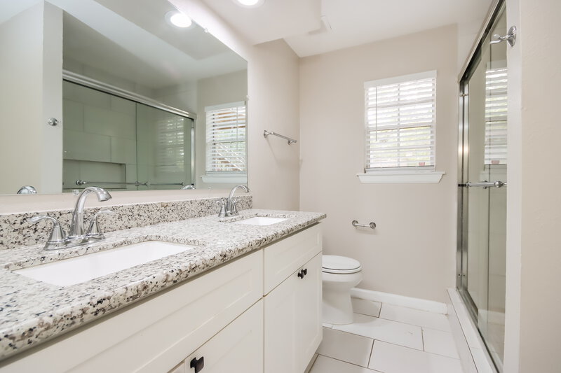 2,130/Mo, 41 N Cypress Pine Dr The Woodlands, TX 77381 Main Bathroom View