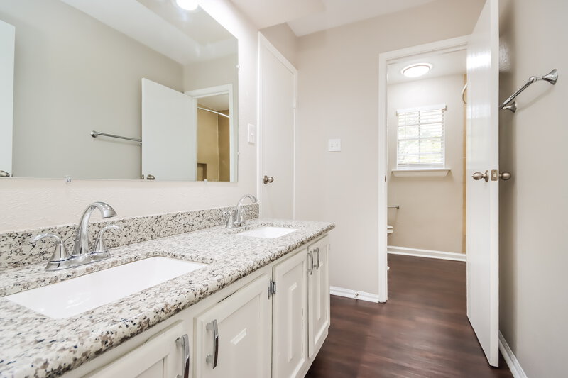 2,130/Mo, 41 N Cypress Pine Dr The Woodlands, TX 77381 Bathroom View