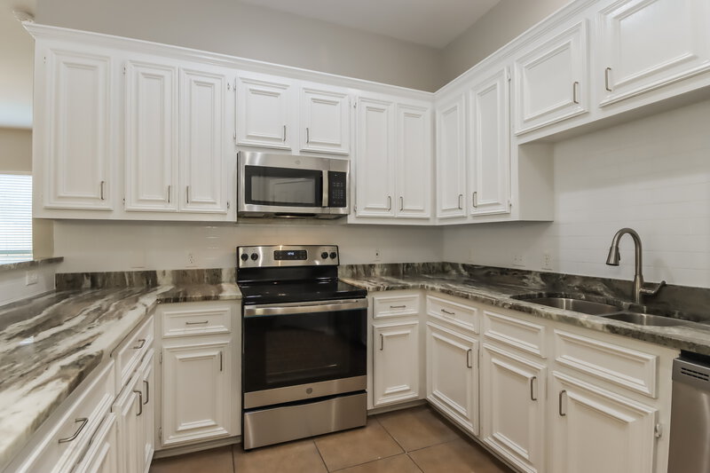 2,050/Mo, 15823 Scenic Water Dr Houston, TX 77044 Kitchen View