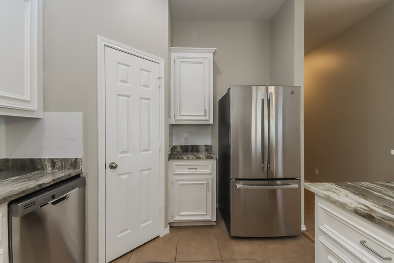 2,050/Mo, 15823 Scenic Water Dr Houston, TX 77044 Kitchen View 2