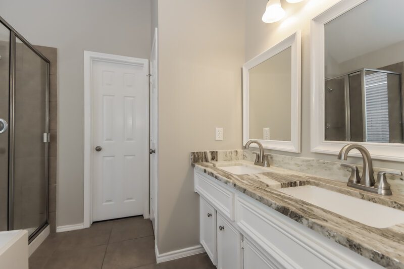 2,050/Mo, 15823 Scenic Water Dr Houston, TX 77044 Main Bathroom View