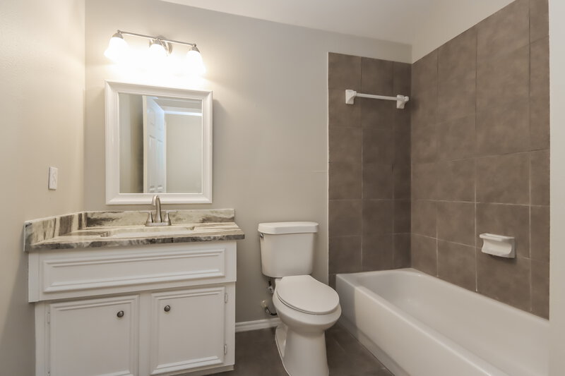 2,050/Mo, 15823 Scenic Water Dr Houston, TX 77044 Bathroom View