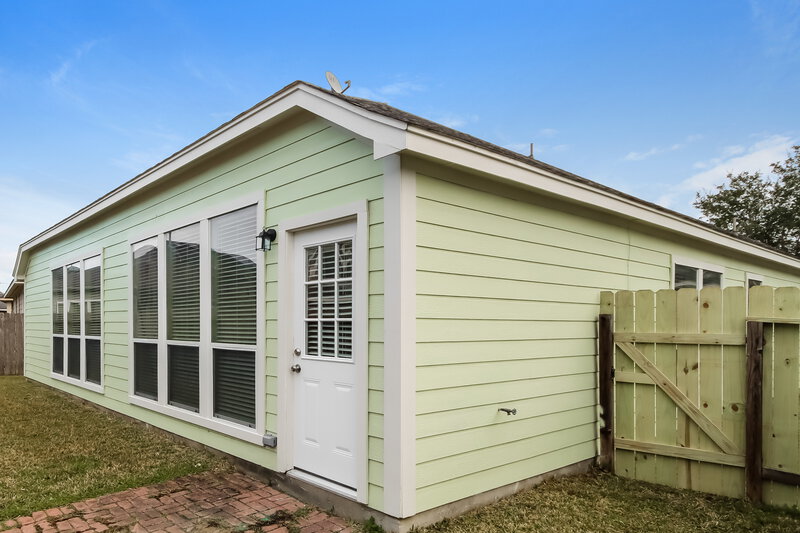 2,050/Mo, 15823 Scenic Water Dr Houston, TX 77044 Rear View