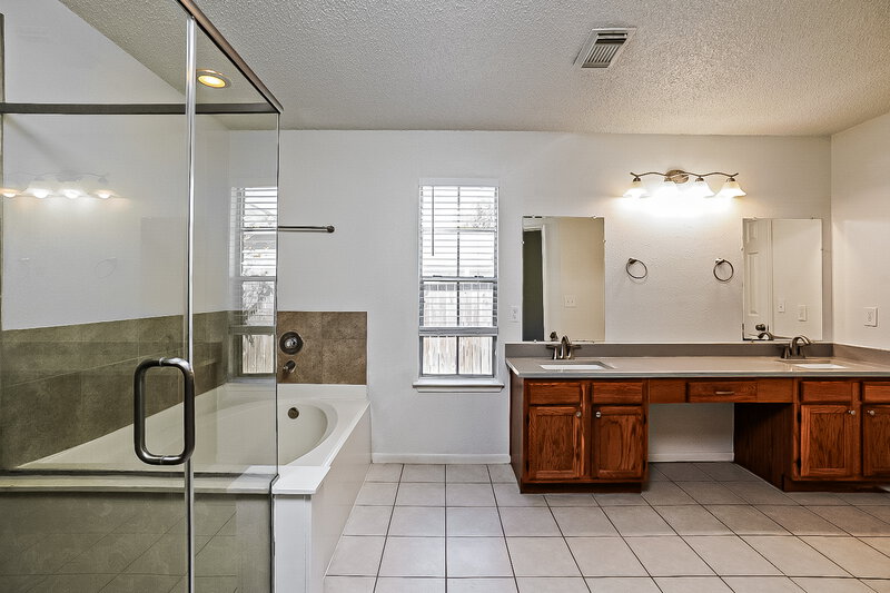 2,200/Mo, 3909 Spring Meadow Dr Pearland, TX 77584 Main Bathroom View