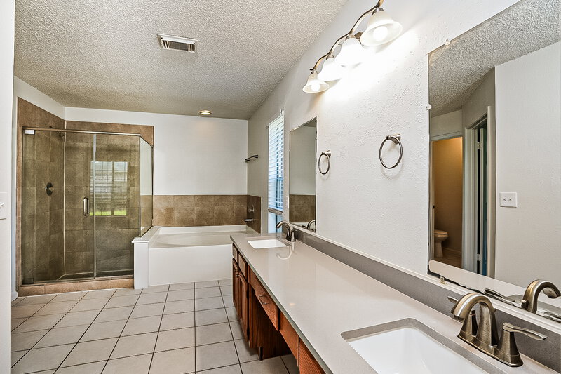 2,200/Mo, 3909 Spring Meadow Dr Pearland, TX 77584 Main Bathroom View 2