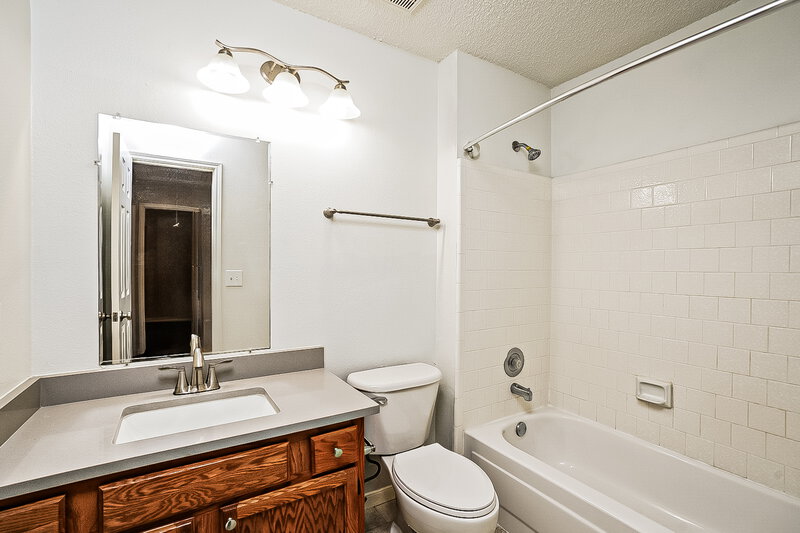 2,200/Mo, 3909 Spring Meadow Dr Pearland, TX 77584 Bathroom View
