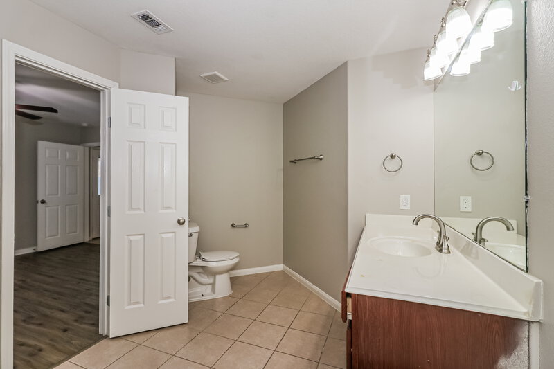 1,830/Mo, 2131 Golden Topaz Dr Rosharon, TX 77583 Main Bathroom View 2