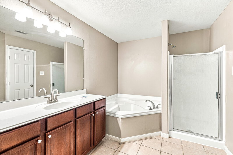 1,830/Mo, 2131 Golden Topaz Dr Rosharon, TX 77583 Primary Bathroom View 2