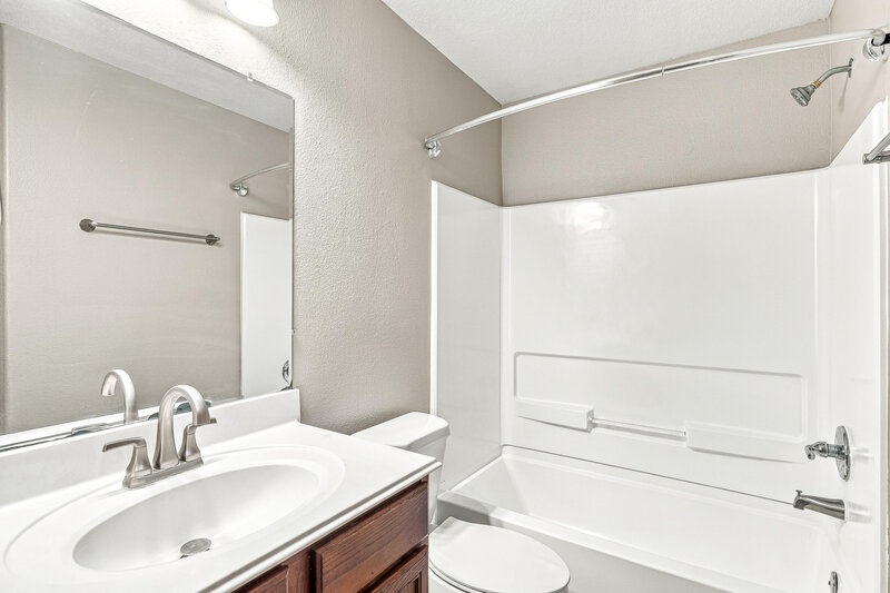 1,830/Mo, 2131 Golden Topaz Dr Rosharon, TX 77583 Bathroom View