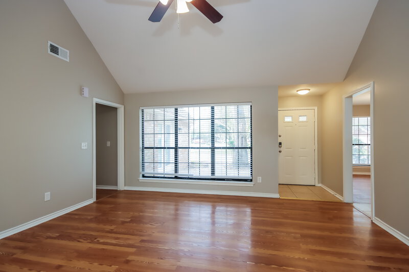 1,910/Mo, 1 Regency Ct Conroe, TX 77304 Living Room View 2