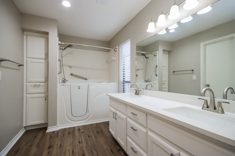 1,910/Mo, 1 Regency Ct Conroe, TX 77304 Main Bathroom View