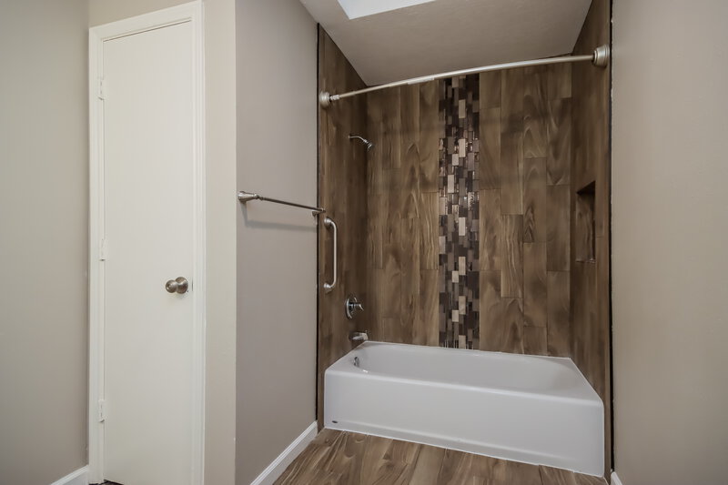 1,910/Mo, 1 Regency Ct Conroe, TX 77304 Main Bathroom View 2