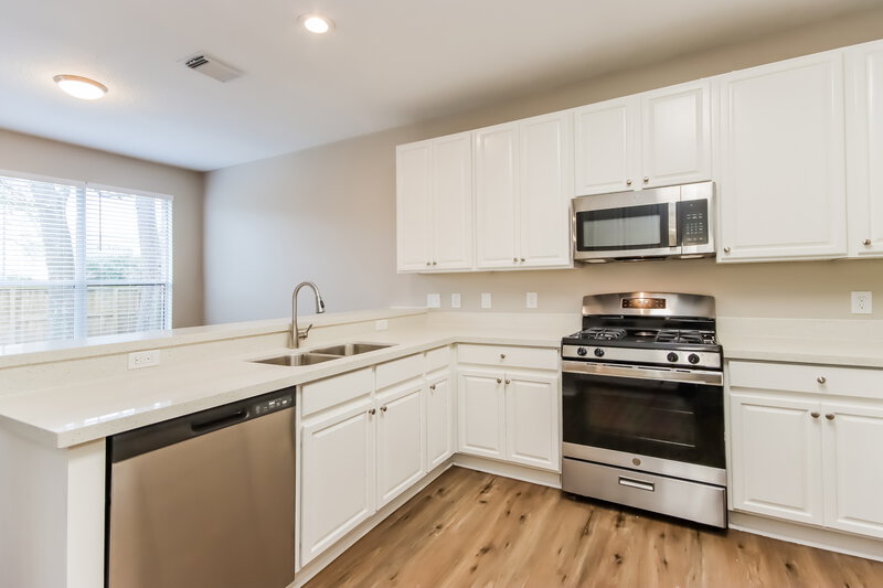 2,800/Mo, 19121 Summer Anne Dr Humble, TX 77346 Kitchen View