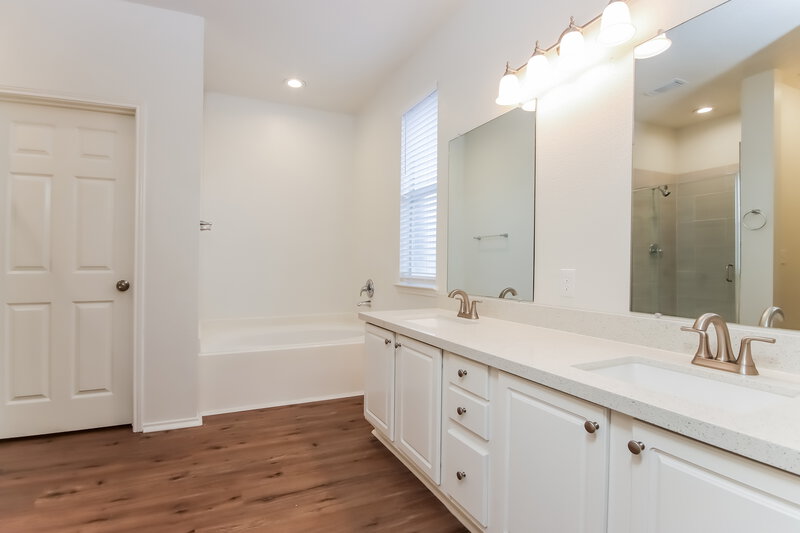 2,800/Mo, 19121 Summer Anne Dr Humble, TX 77346 Main Bathroom View