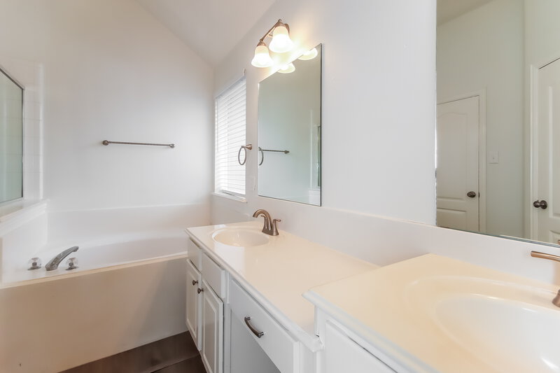 2,420/Mo, 204 Green Cedar Dr League City, TX 77573 Main Bathroom View