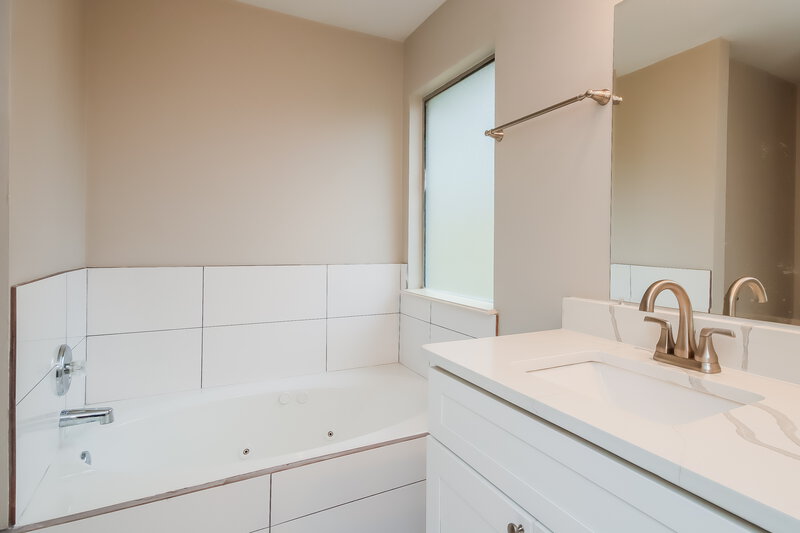 1,780/Mo, 4031 Teal Vista Ct Fresno, TX 77545 Main Bathroom View