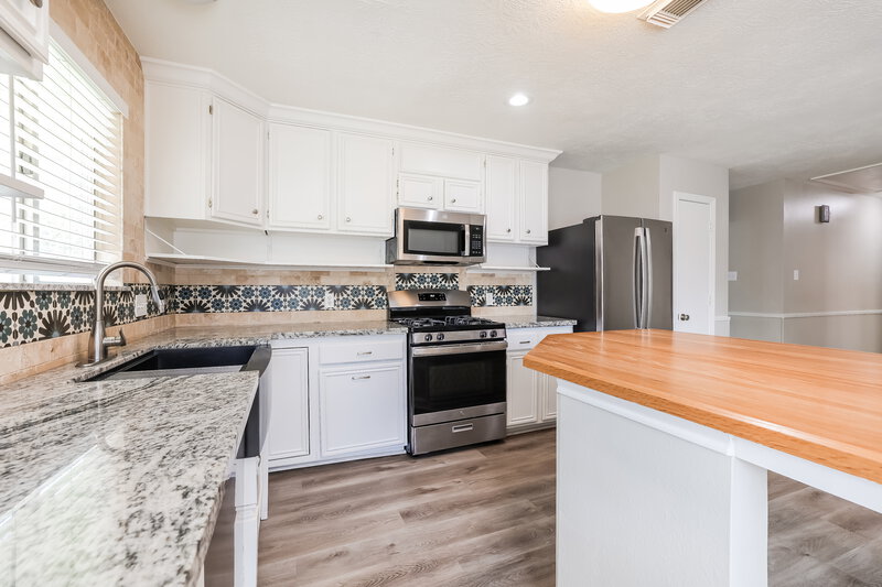 2,145/Mo, 4919 Bayboro Park Dr Friendswood, TX 77546 Kitchen View