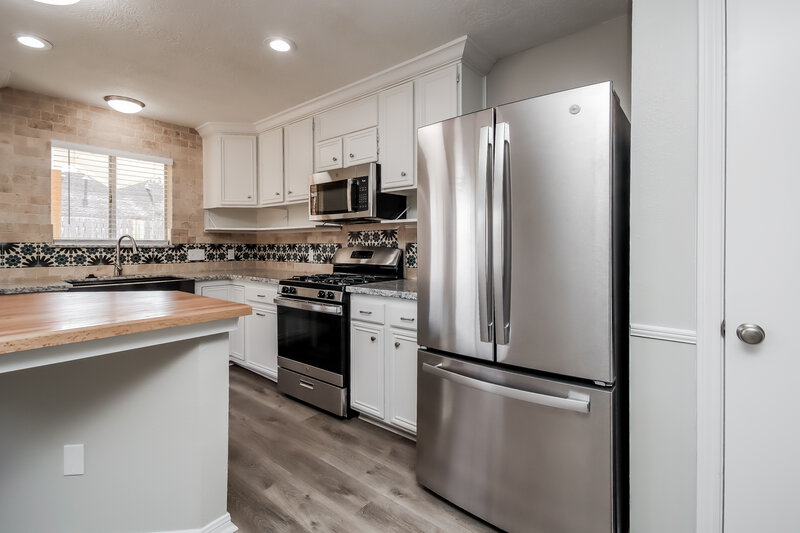 2,100/Mo, 4919 Bayboro Park Dr Friendswood, TX 77546 Kitchen View 2