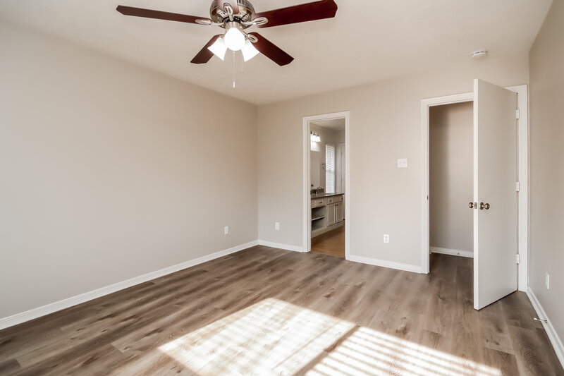 2,100/Mo, 4919 Bayboro Park Dr Friendswood, TX 77546 Main Bedroom View