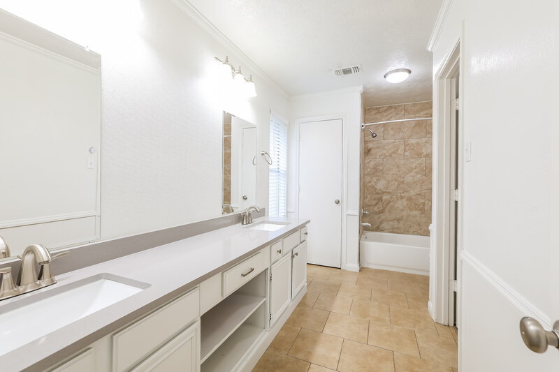 2,145/Mo, 4919 Bayboro Park Dr Friendswood, TX 77546 Main Bathroom View