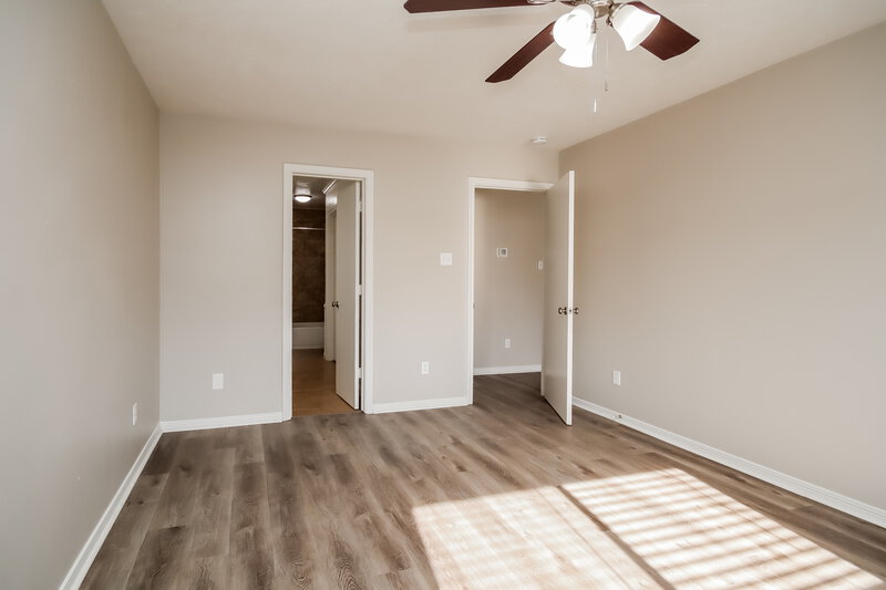 2,100/Mo, 4919 Bayboro Park Dr Friendswood, TX 77546 Main Bedroom View 2