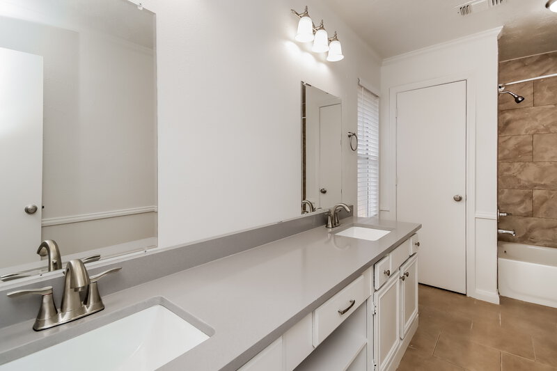 2,100/Mo, 4919 Bayboro Park Dr Friendswood, TX 77546 Main Bathroom View