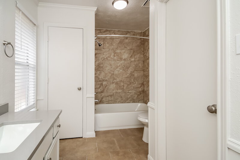 2,100/Mo, 4919 Bayboro Park Dr Friendswood, TX 77546 Main Bathroom View 2