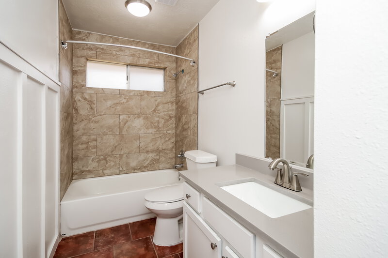 2,100/Mo, 4919 Bayboro Park Dr Friendswood, TX 77546 Bathroom View
