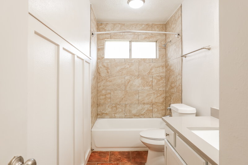 2,145/Mo, 4919 Bayboro Park Dr Friendswood, TX 77546 Bathroom View