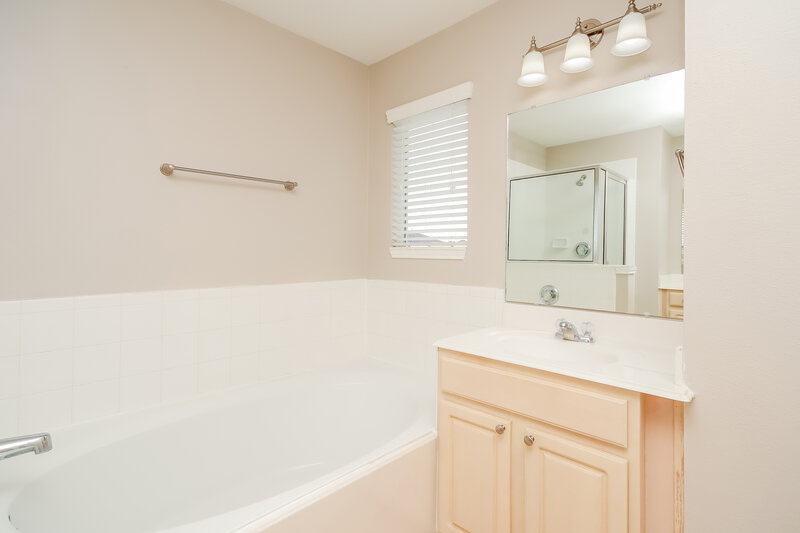 1,875/Mo, 7407 Morgan Ranch Trl Humble, TX 77338 Main Bathroom View